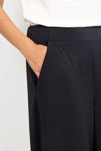 25330- Relaxed Fit 3/4 Trousers- Black- Soya Concept