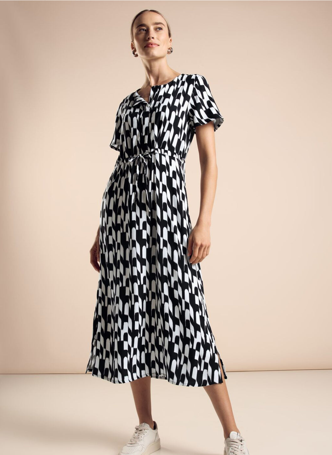 144127 Black and White Dress Street One