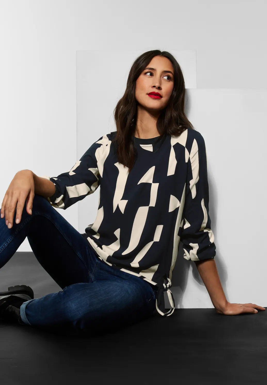 343639- Navy/ Cream Printed Blouse