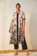 Load image into Gallery viewer, 153- Rose Print Long Collar Top- Ora