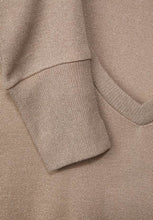 Load image into Gallery viewer, 318902- Cream Lurex V-Neck Jumper